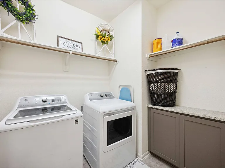 323 Biltmore Loop — Photo 14