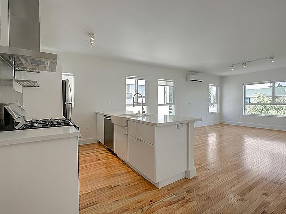 4th image of 1013 N New Hampshire Ave #1015.5