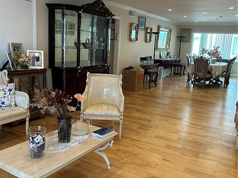 5315 Yarmouth Ave #216 — Photo 3