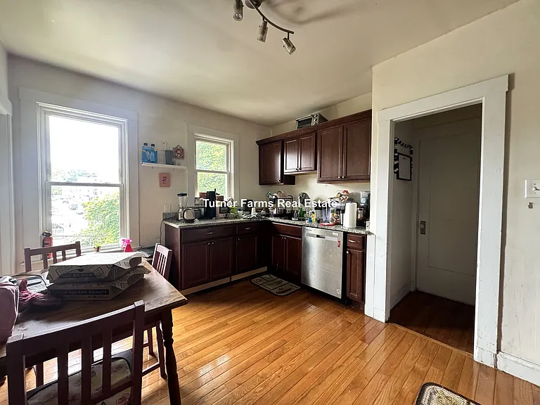 139 E Cottage St — Photo 5