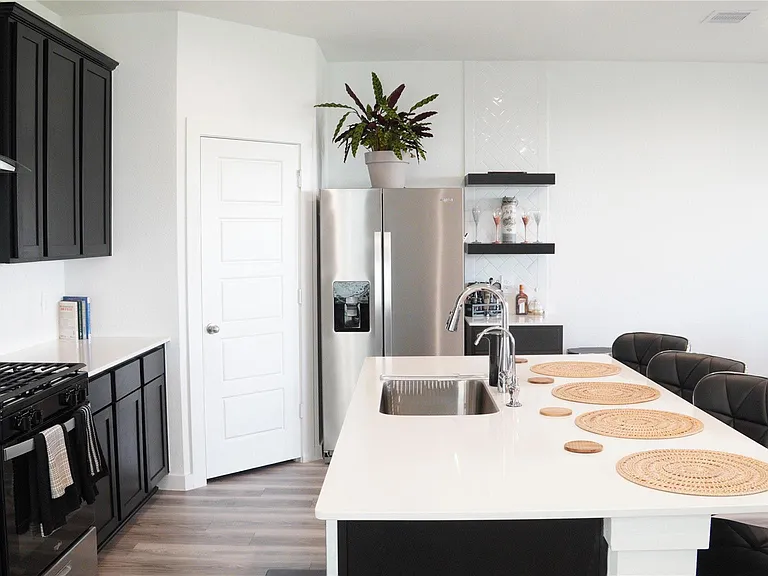 2913 Crown Gate Dr — Photo 2