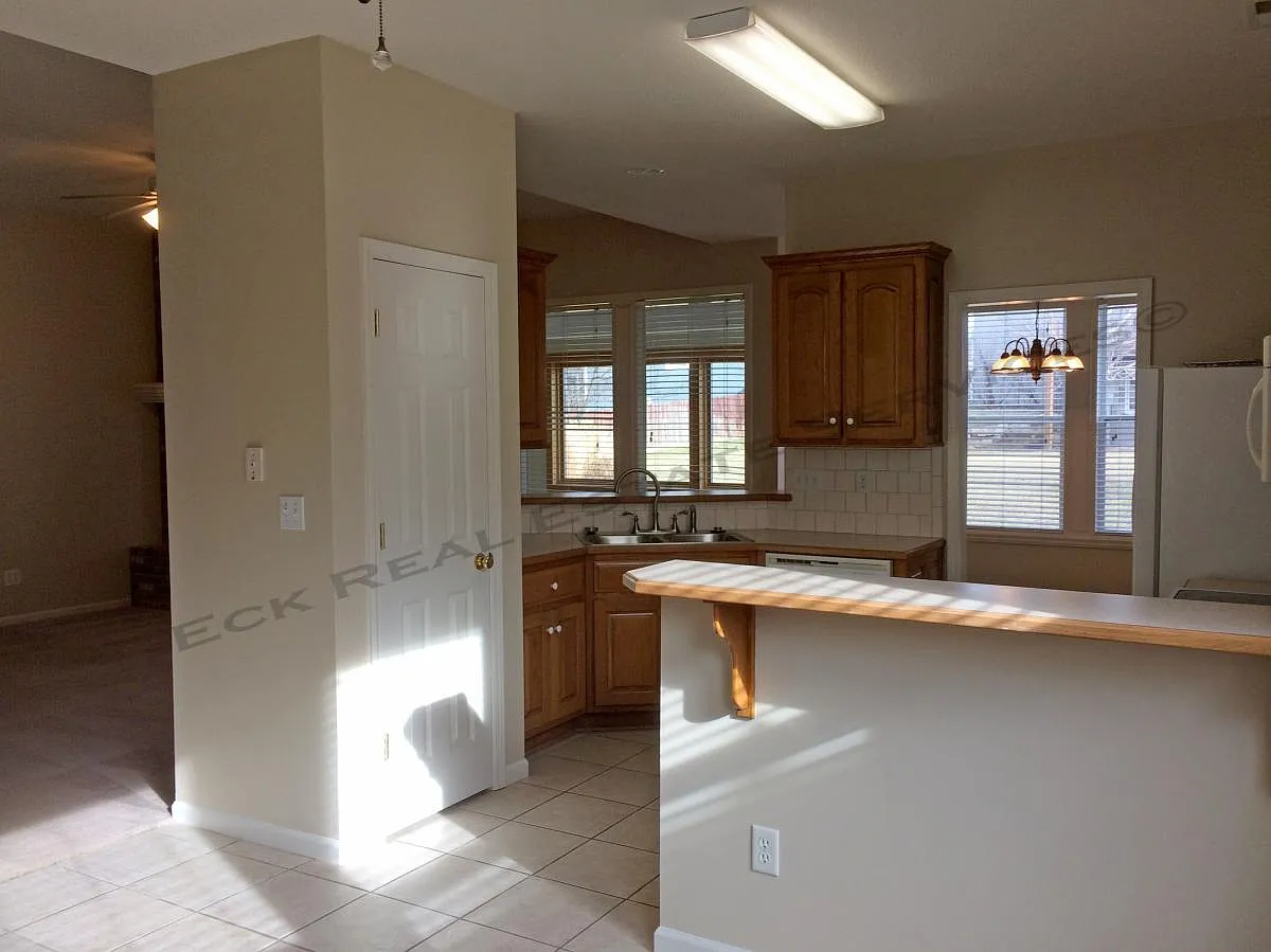 4 bed, 2000 sqft, $2,450 — Photo 3