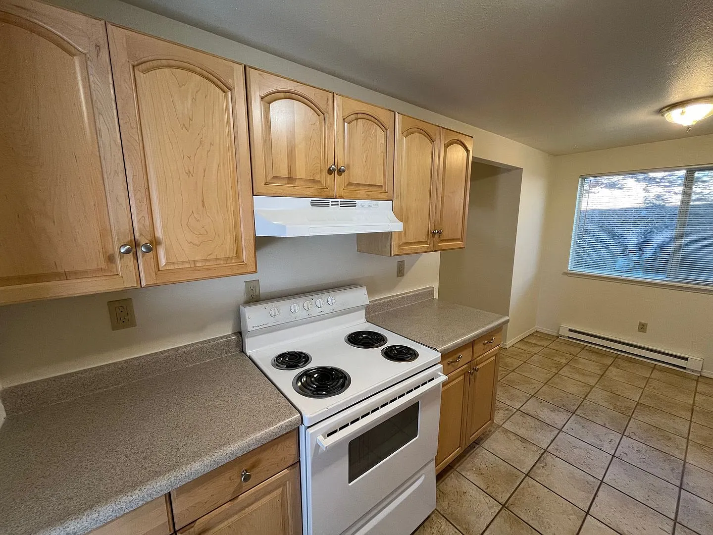 2 Bedroom Lower Level Westside Apartment - NW Portland Ave — Photo 4