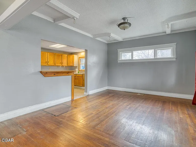1321 W Broadway St — Photo 2