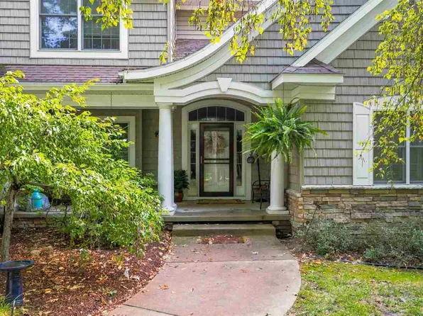 2563 Woodside Dr, Petoskey, MI 49770