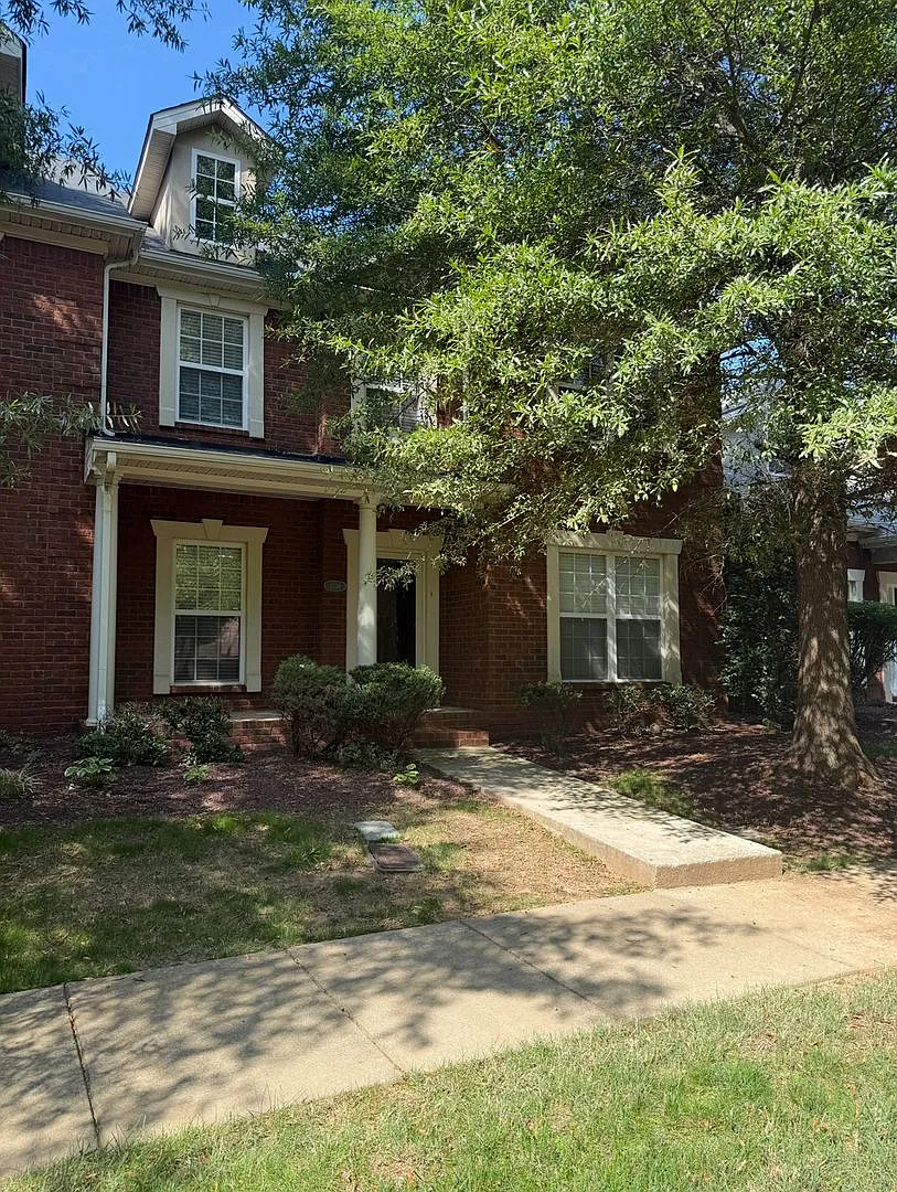 Beautiful 4 Bedroom Home — Photo 1