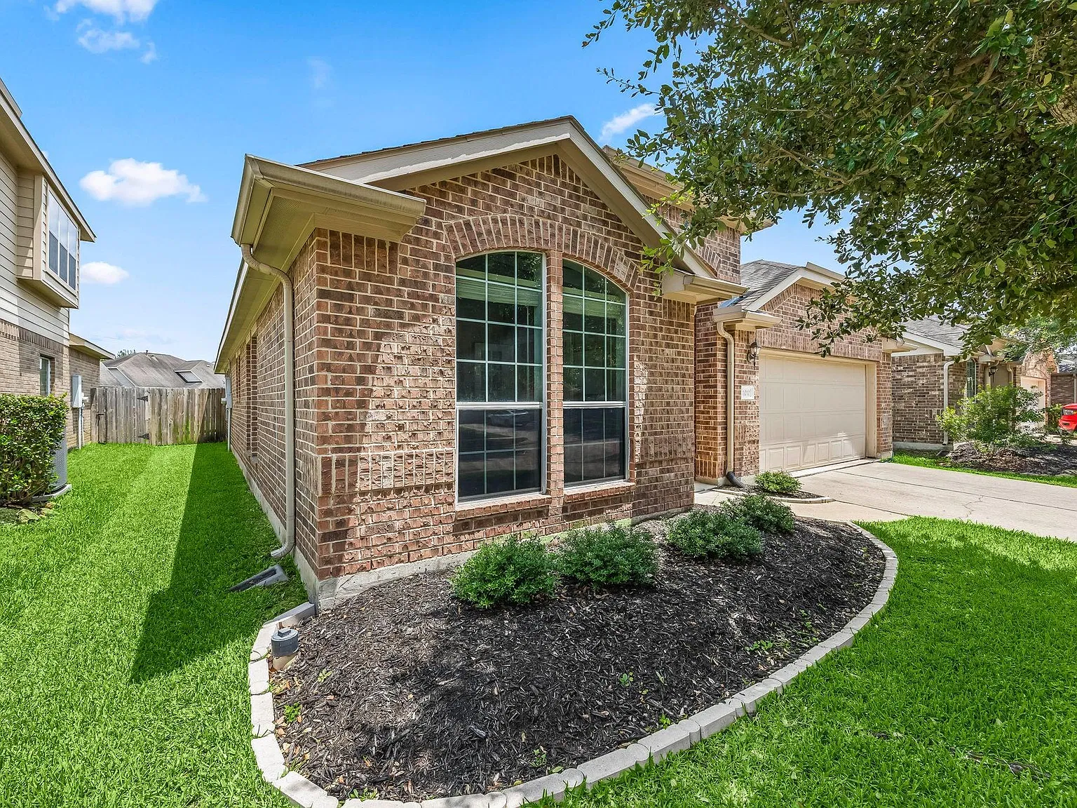 3 bed, 2.0 bath, 1886 sqft, $2,300 — Photo 3