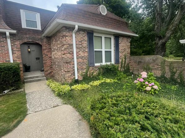 2520 Dover Ln, Saint Joseph, MI 49085