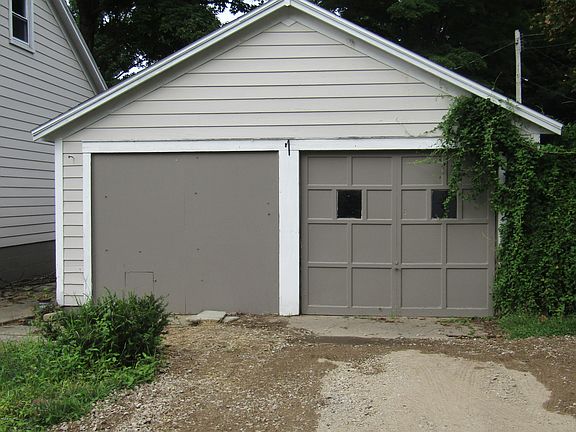 4th image of 849 Superior St