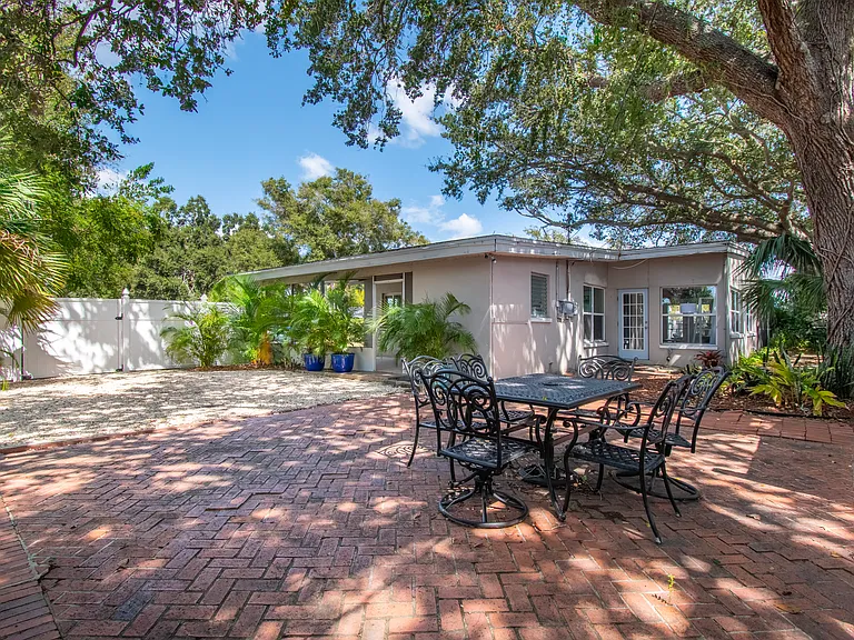 2420 Mineola Dr S — Photo 27