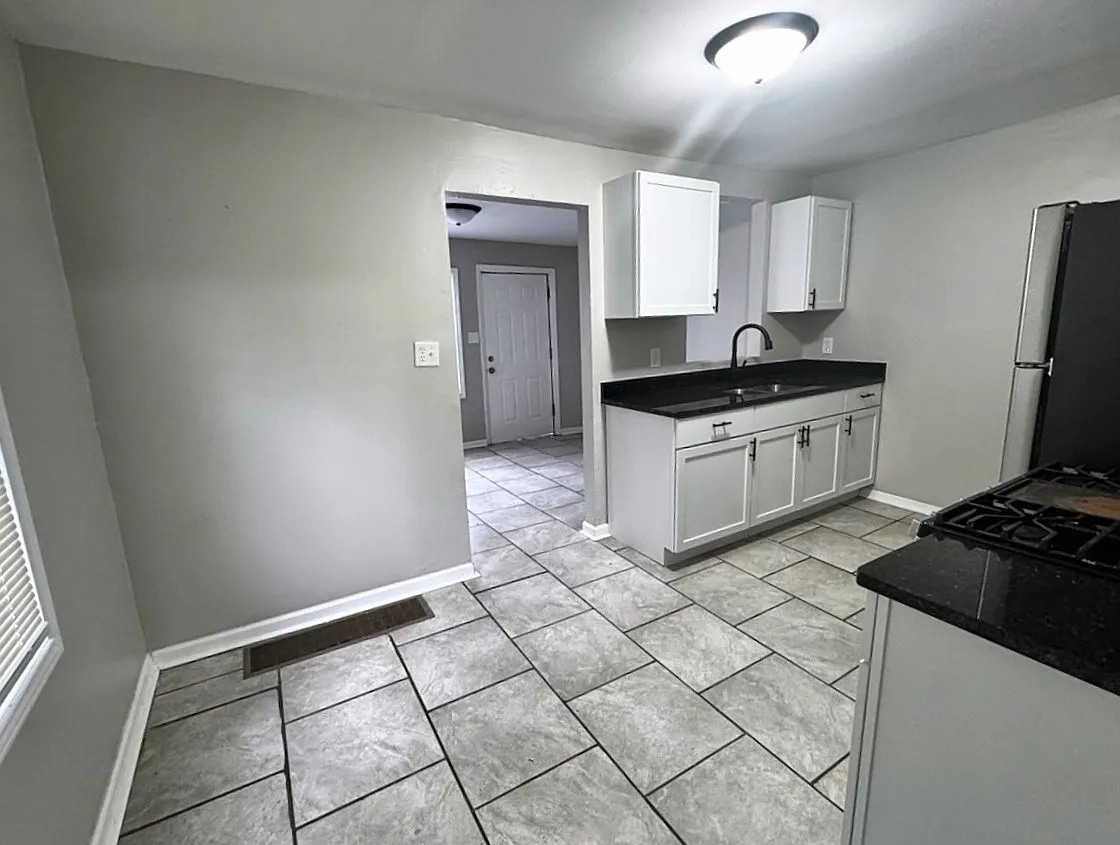 2 bed, $1,300 — Photo 3