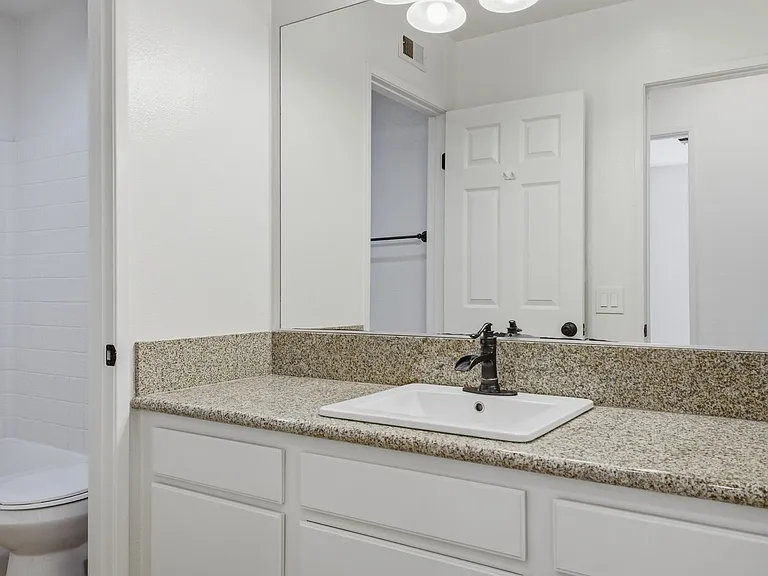 2338 Huntington Dr — Photo 16