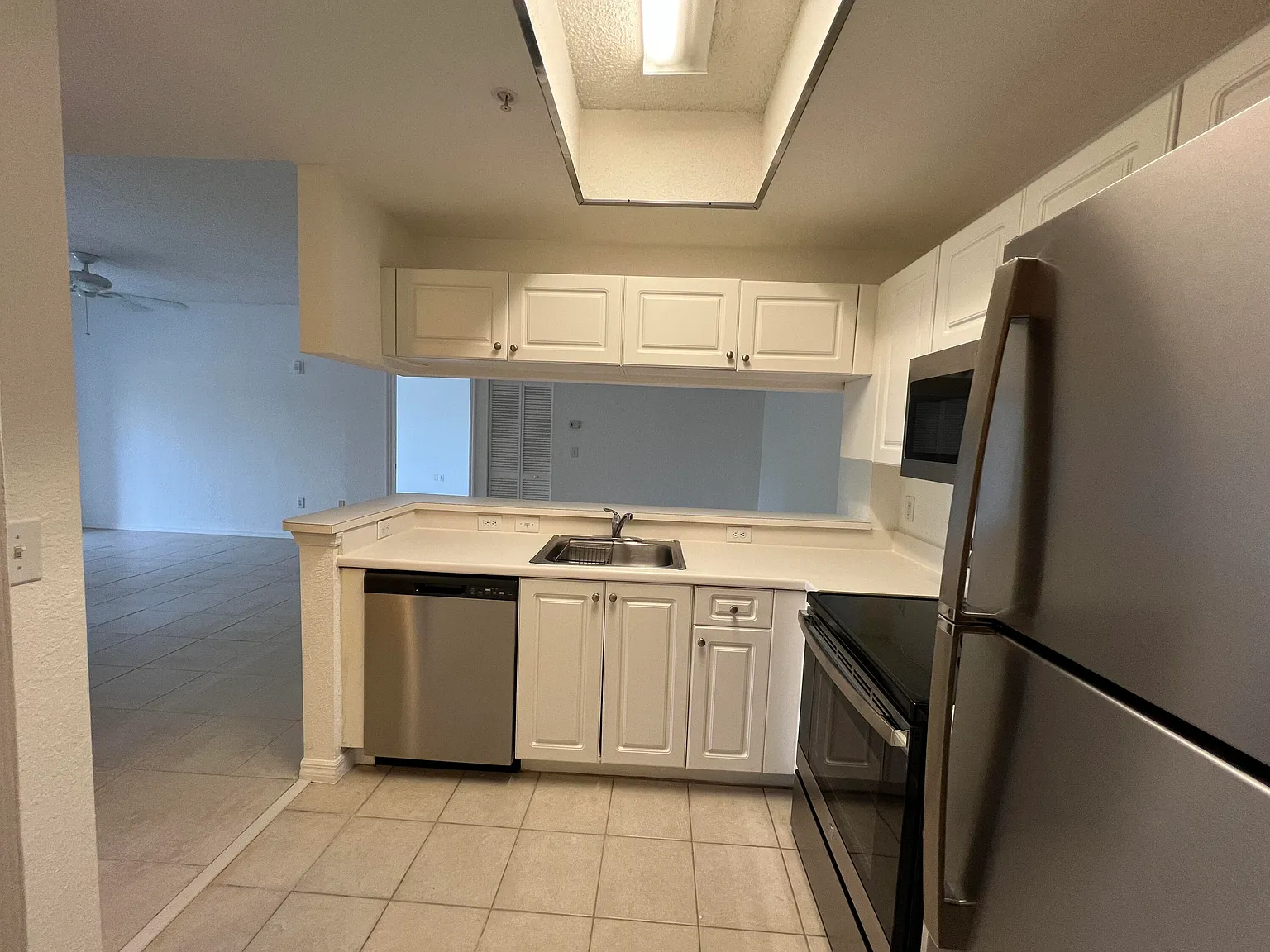 2 bed, 2.0 bath, 978 sqft, $2,400 — Photo 3