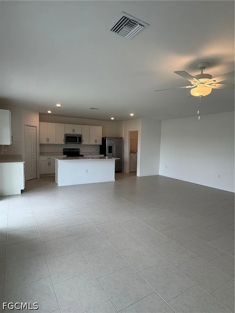 5 bed, 2.5 bath, 2112 sqft, $3,000 — Photo 3