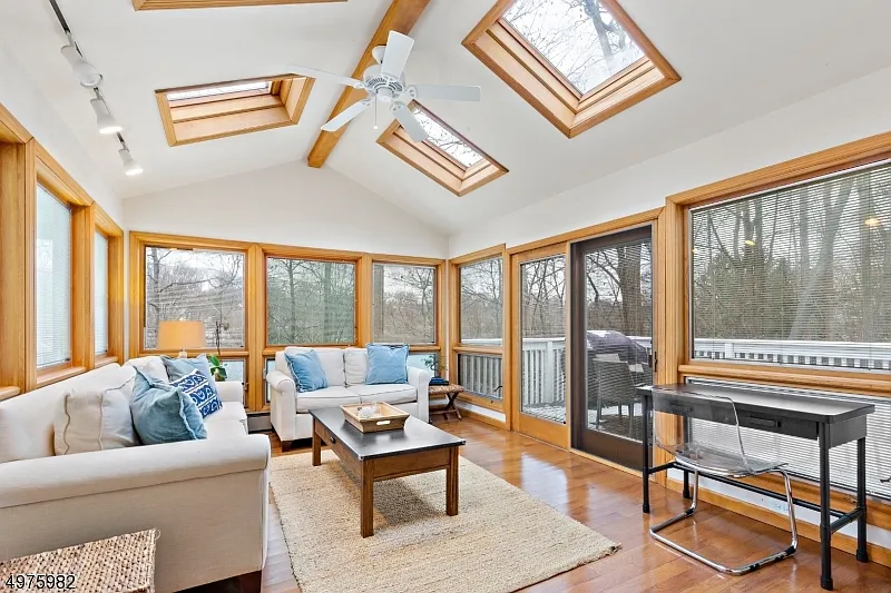 4 bed, 2000 sqft, $5,350 — Photo 3