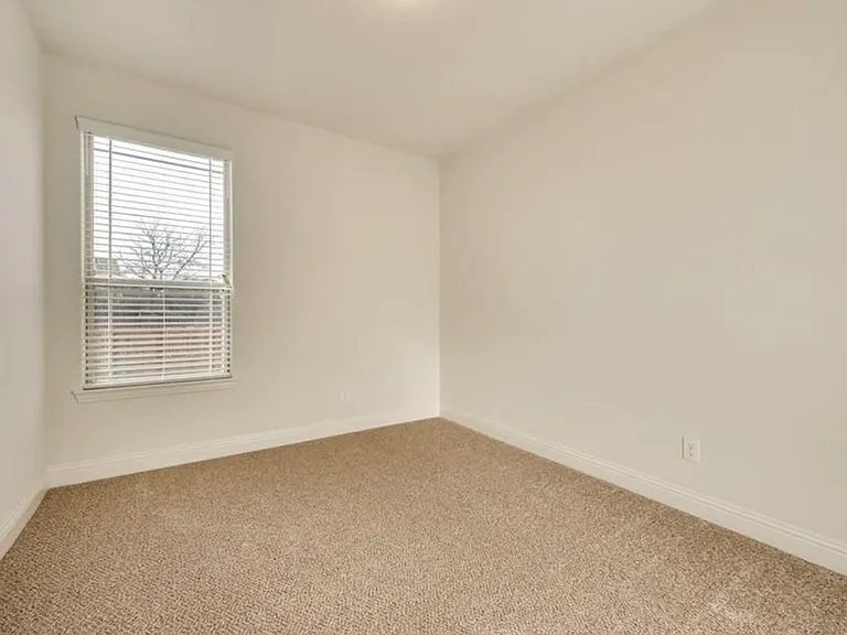 1231 Wiltshire Dr — Photo 2