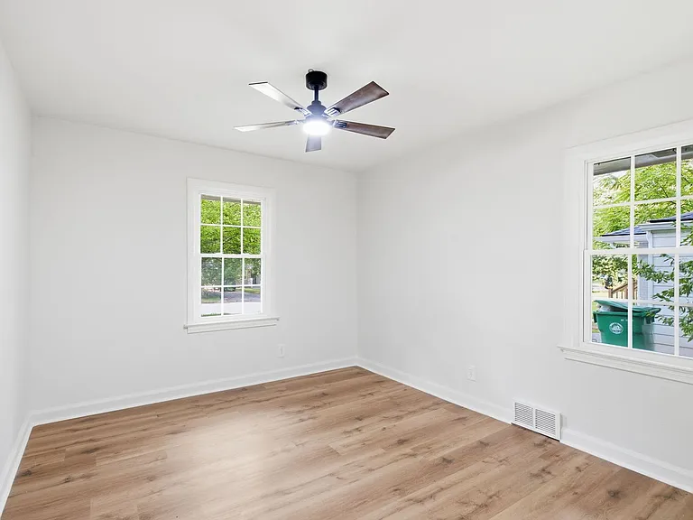 2801 Mitchell Dr — Photo 17