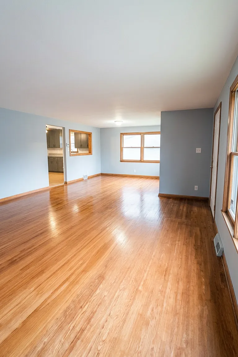 3 bed, 1300 sqft, $2,100 — Photo 2