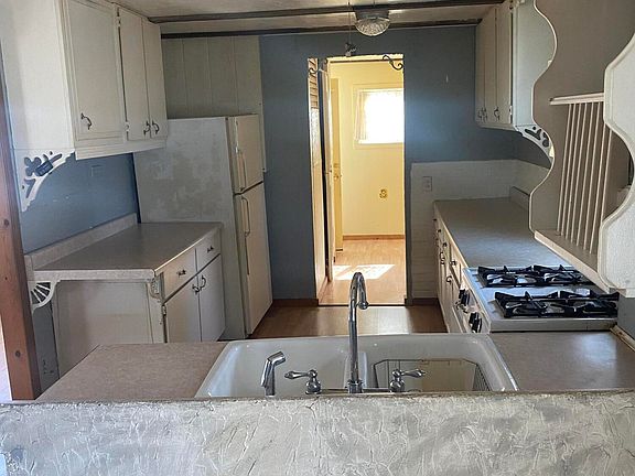4th image of 104 W Avenue D