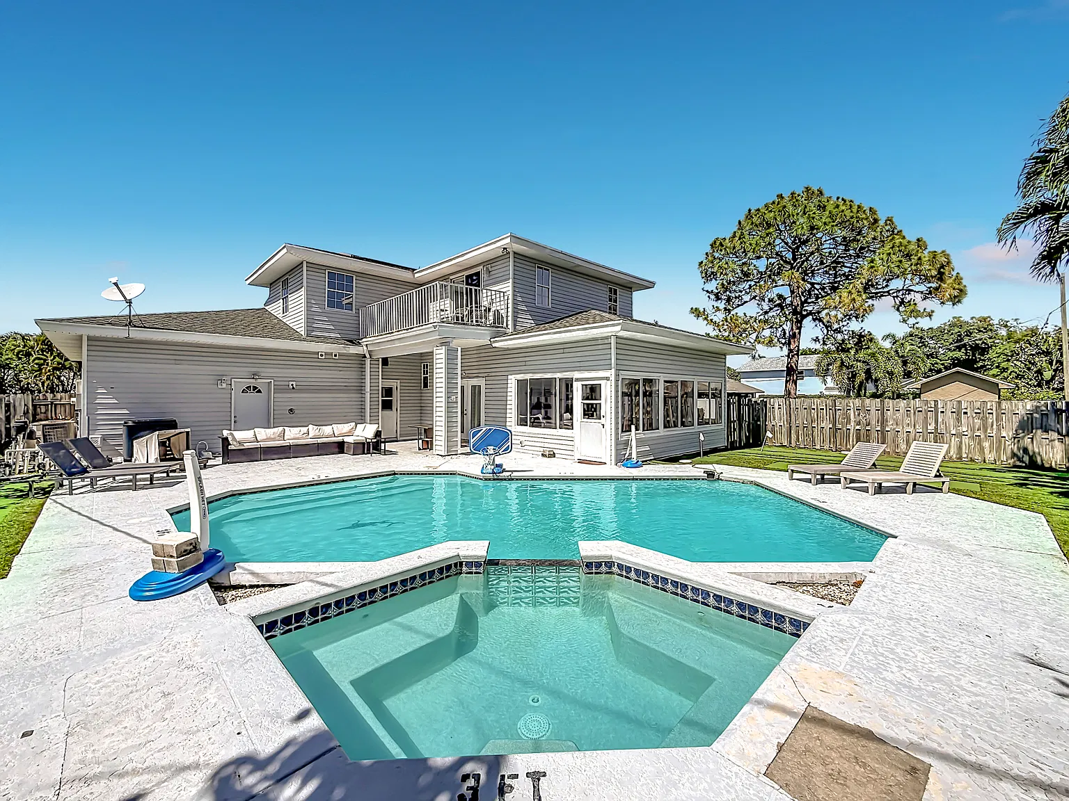 5 bed, 3400 sqft, $9,000 — Photo 1
