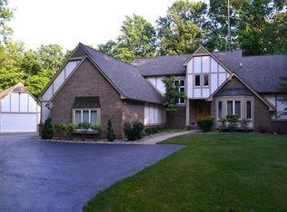 2920 Debbiwood Ct, Milford, MI