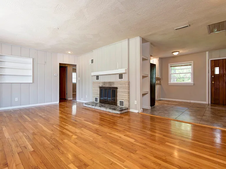 828 S Rogers Ave — Photo 4