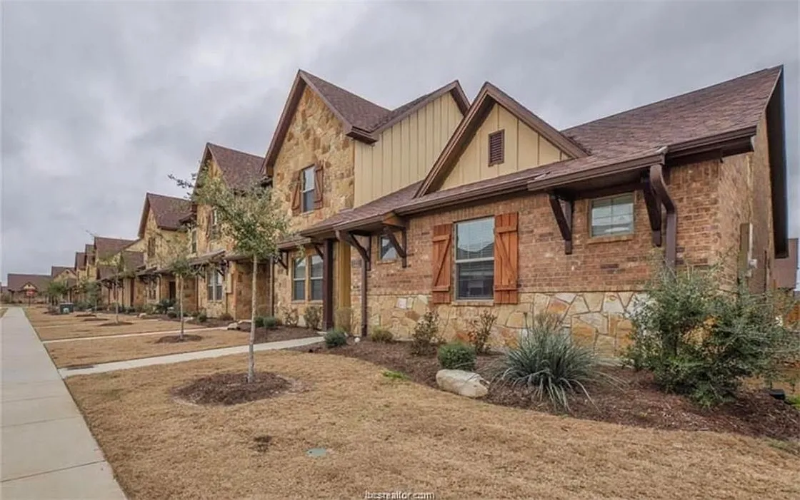 3 bed, 1261 sqft, $2,100 — Photo 2