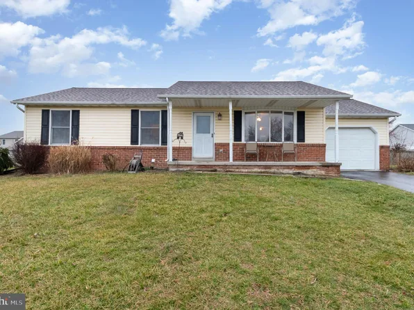 25 Blue Spruce Dr, Hanover, PA 17331