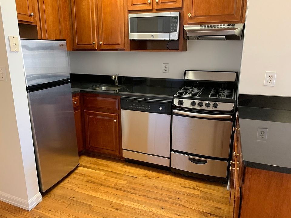 1st image of 441 W 50th St APT 3W
