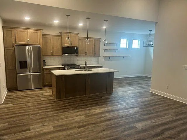 3 bed, 1667 sqft, $2,400 — Photo 4