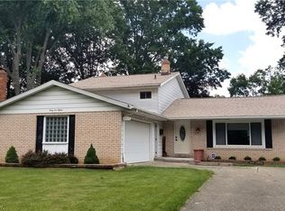 4515 Azalea Ln, North Olmsted, OH 44070