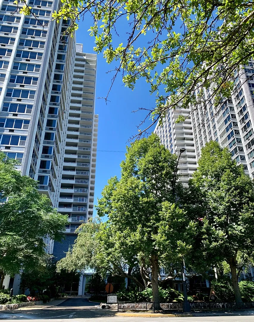 4250 N Marine Dr APT 828 photo 1