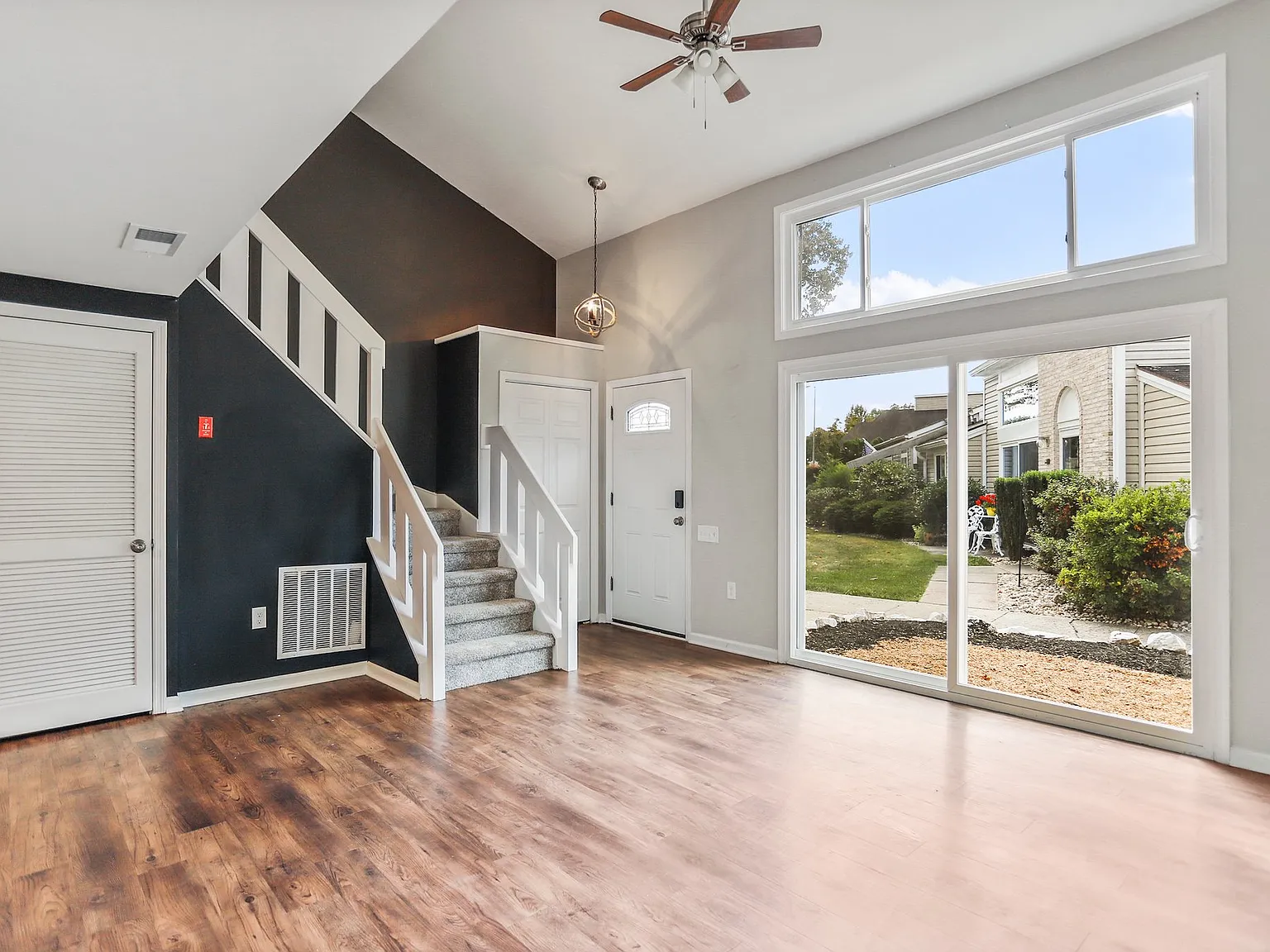 3 bed, 1112 sqft, $2,100 — Photo 1