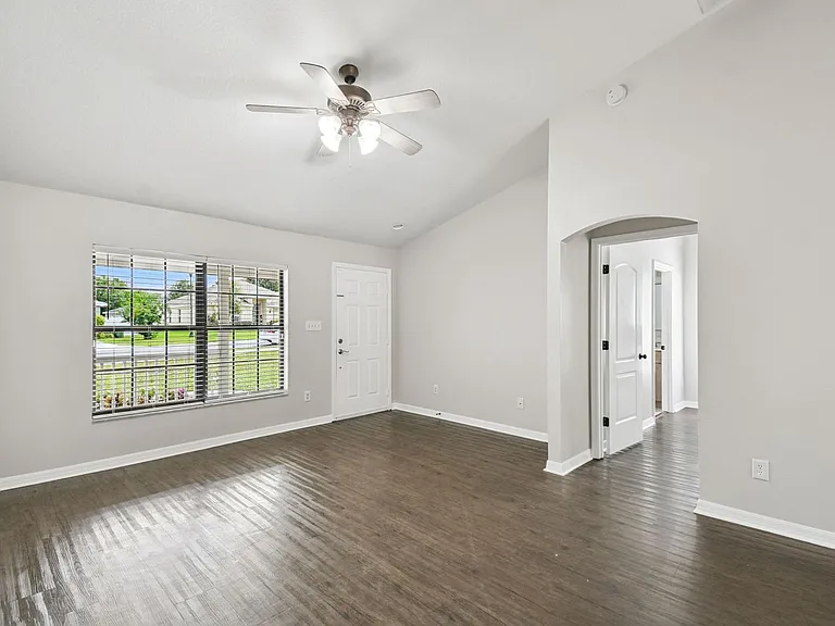 209 Goldie St — Photo 3