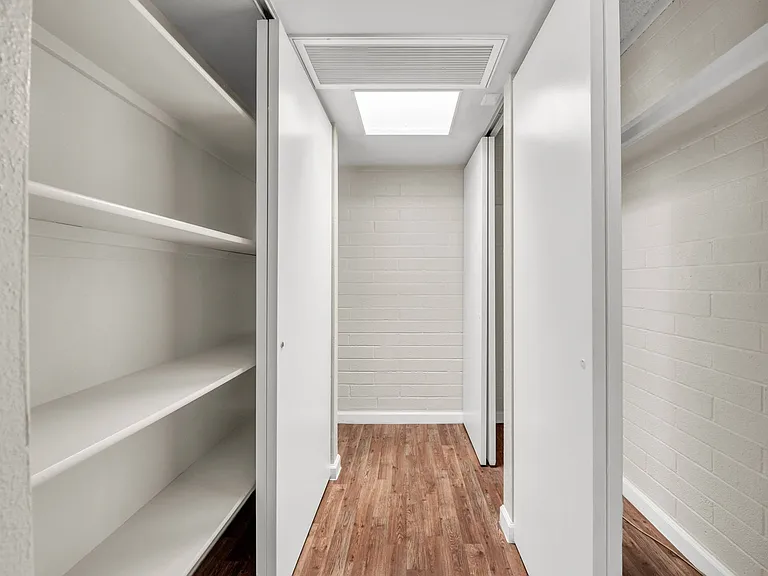 Elton Studio Suites — Photo 19