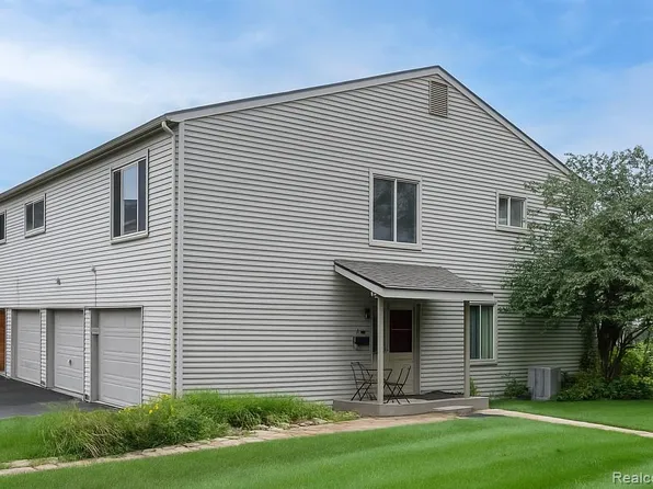 12260 Woodside Dr, Grand Blanc, MI 48439