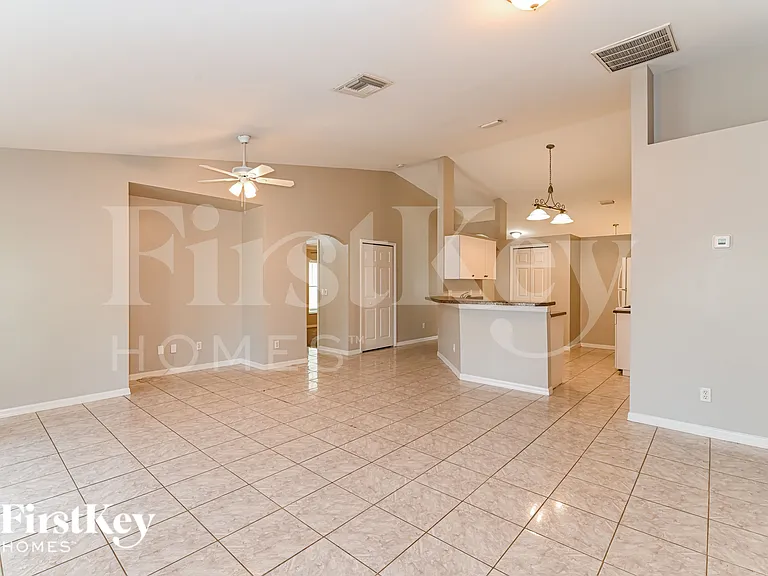 2919 NW 4th Pl — Photo 4