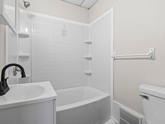 3rd image of 822 E Allen St