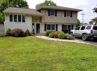 8 Simmons Dr, East Islip, NY 11730