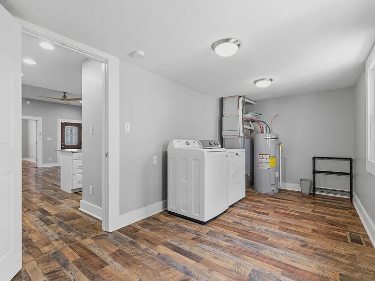 1330 Lexington Ave — Photo 17