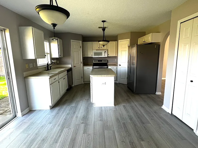 Large Kitchen Area w/Island 1