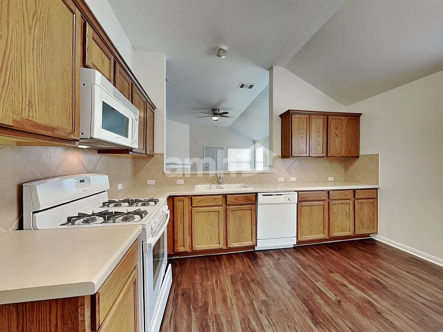 3 bed, 2.0 bath, 1633 sqft, $1,915 — Photo 3