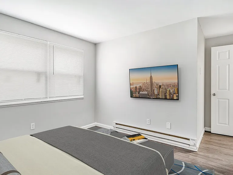 The Meridian Apartments — Photo 22