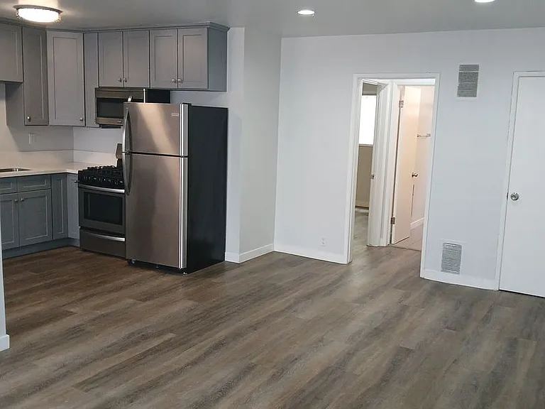 544 N Hayworth Ave — Photo 1