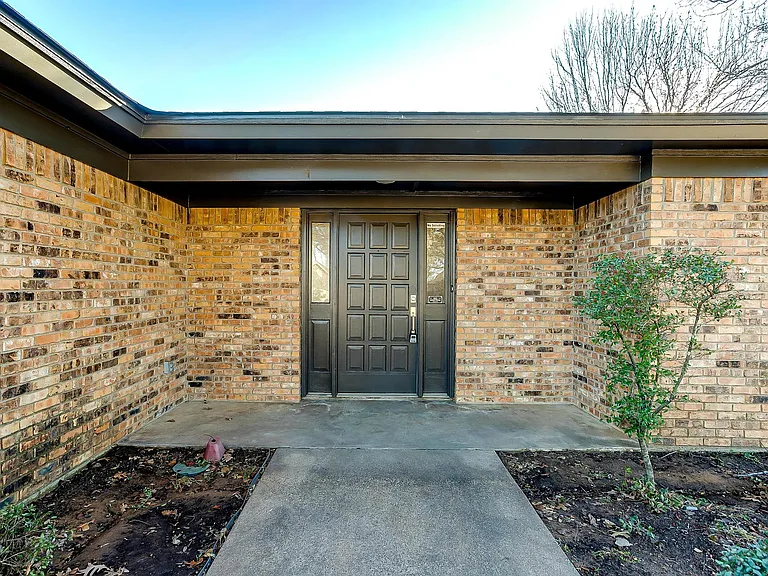 305 Bentley Dr — Photo 4