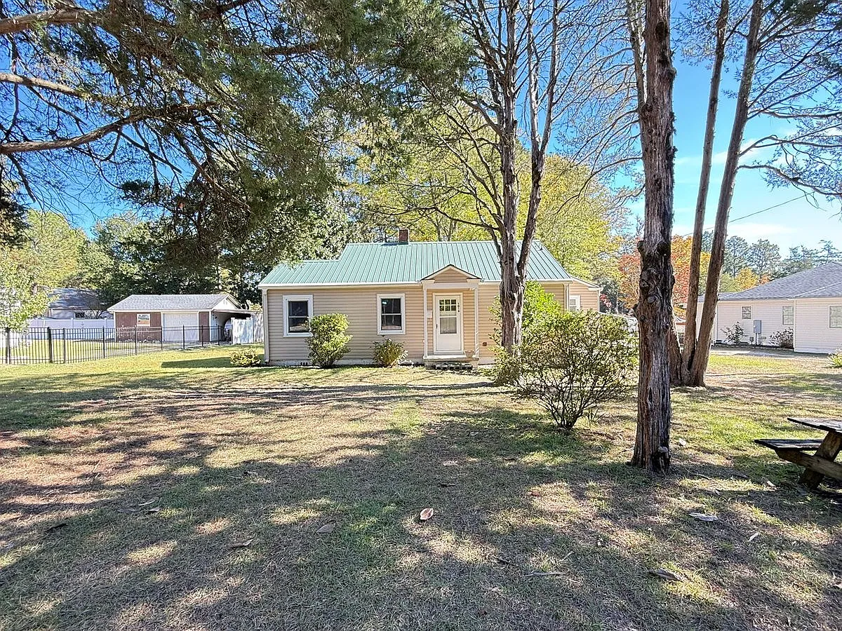 2 bed, 1.0 bath, 980 sqft, $1,600 — Photo 2