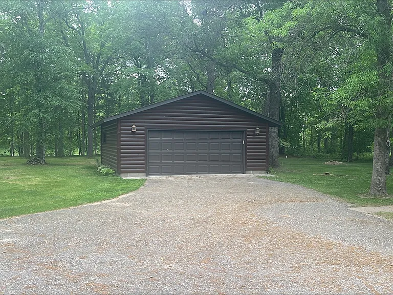 1126 Ebert Dr — Photo 7
