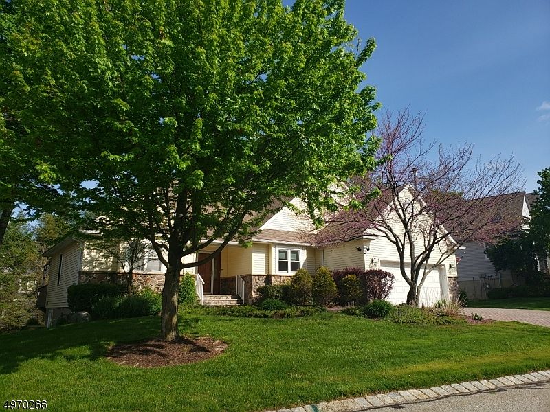 1st image of 11 Country Ln
