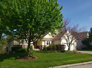 11 Country Ln, Hamburg, NJ 07419