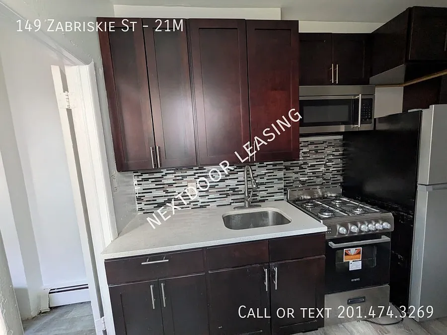 149 Zabriskie St — Photo 2